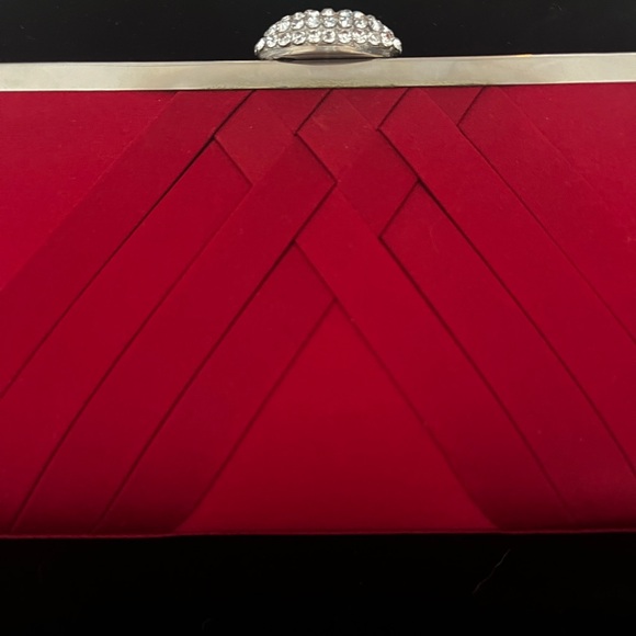 Red satin evening bag with detachable shoulder straps - Picture 8 of 8